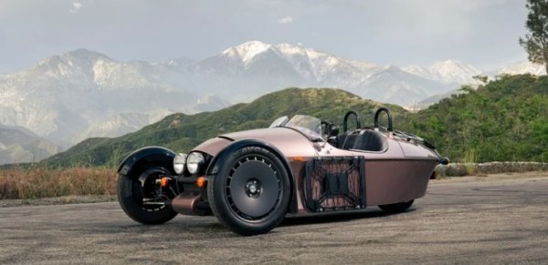 Morgan 3 Wheeler е един от най-завладяващите динамични автомобили в историята. Той показва почит към собствената F-серия автомобили на Morgan от 30-те, 40-те и 50-те години. Три колела и S&S V-образен двигател, съчетани с ръчна скоростна кутия, произведена от Mazda.

Въпреки че уж беше глупава концепция, тя напълно проработи и току-що получи нов и подобрен наследник. Morgan Super 3 изглежда същият, като изключим тези яки моноблок колела и различни незначителни актуализации тук- там. Най-забележителното подобрение е под капака, тъй като S&S Cycle V-twin е заменен.

На негово място идва 1,5-литров EcoBoost с три гърнета от Ford, издаващ слабите 118 к.с. Това все още трябва да е достатъчно за  лекия Super 3. Колата е с ново алуминиево шаси, а мощността достига до колелата отново чрез ръчна трансмисия на Mazda. Това е доста различен подход към леката спортна.
